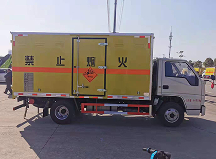 和硕爆破器材运输车工人安全操作规范与智能技术保障